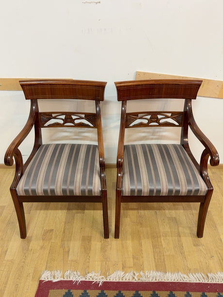Biedermeier-käsinojatuolit edestä
