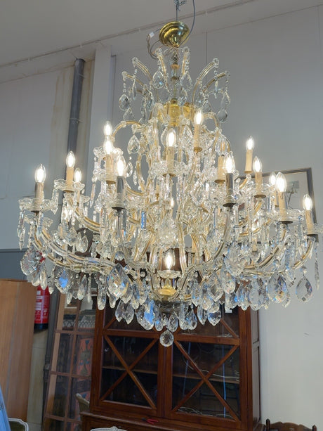 Toscanalainen 31-valopisteinen messinki-kristallikruunu, yleiskuva