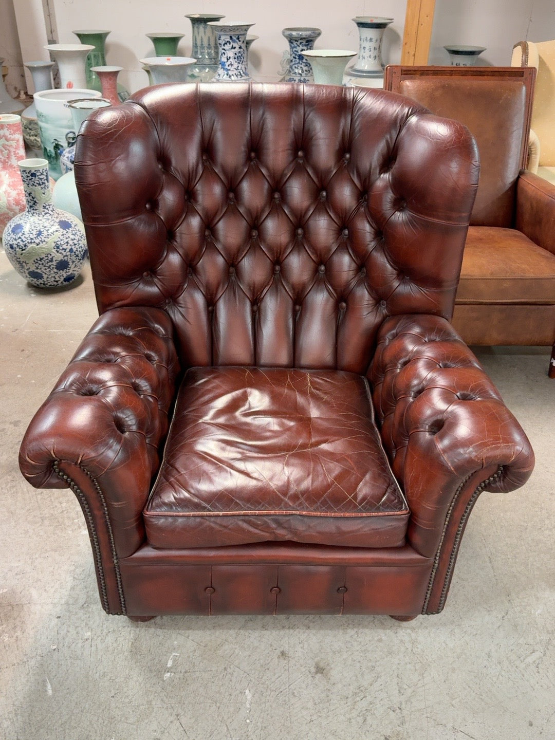 Chesterfield-nahkatuoli edestä