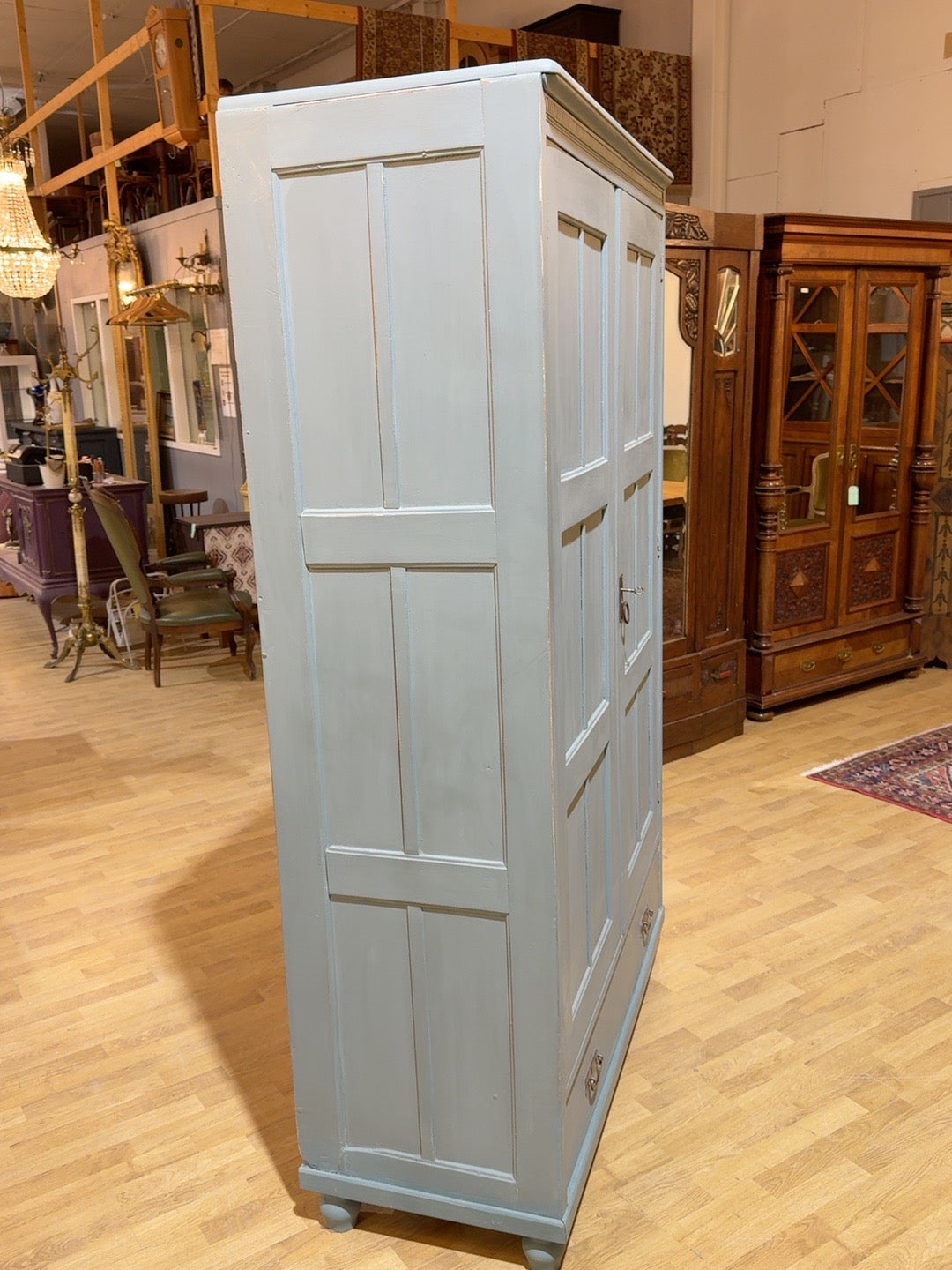 Unkarilainen harmaansininen vaatekaappi – kuva 5