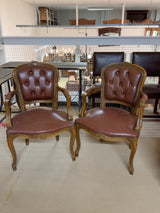 Ranskalaiset rokokoo-nojatuolit ruskealla nahkaverhoilulla, etukuva