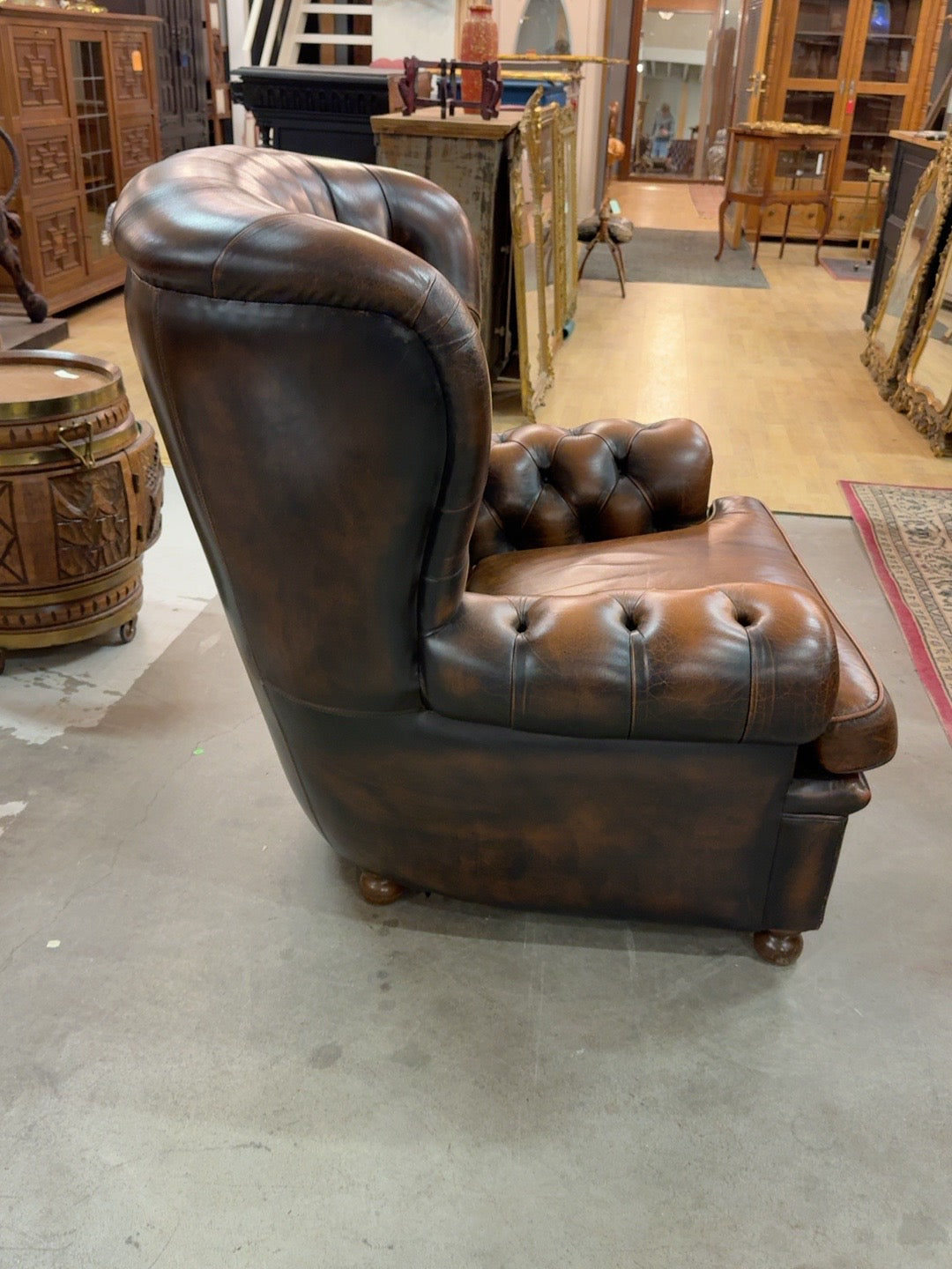Chesterfield-nahkalepotuoli sivulta