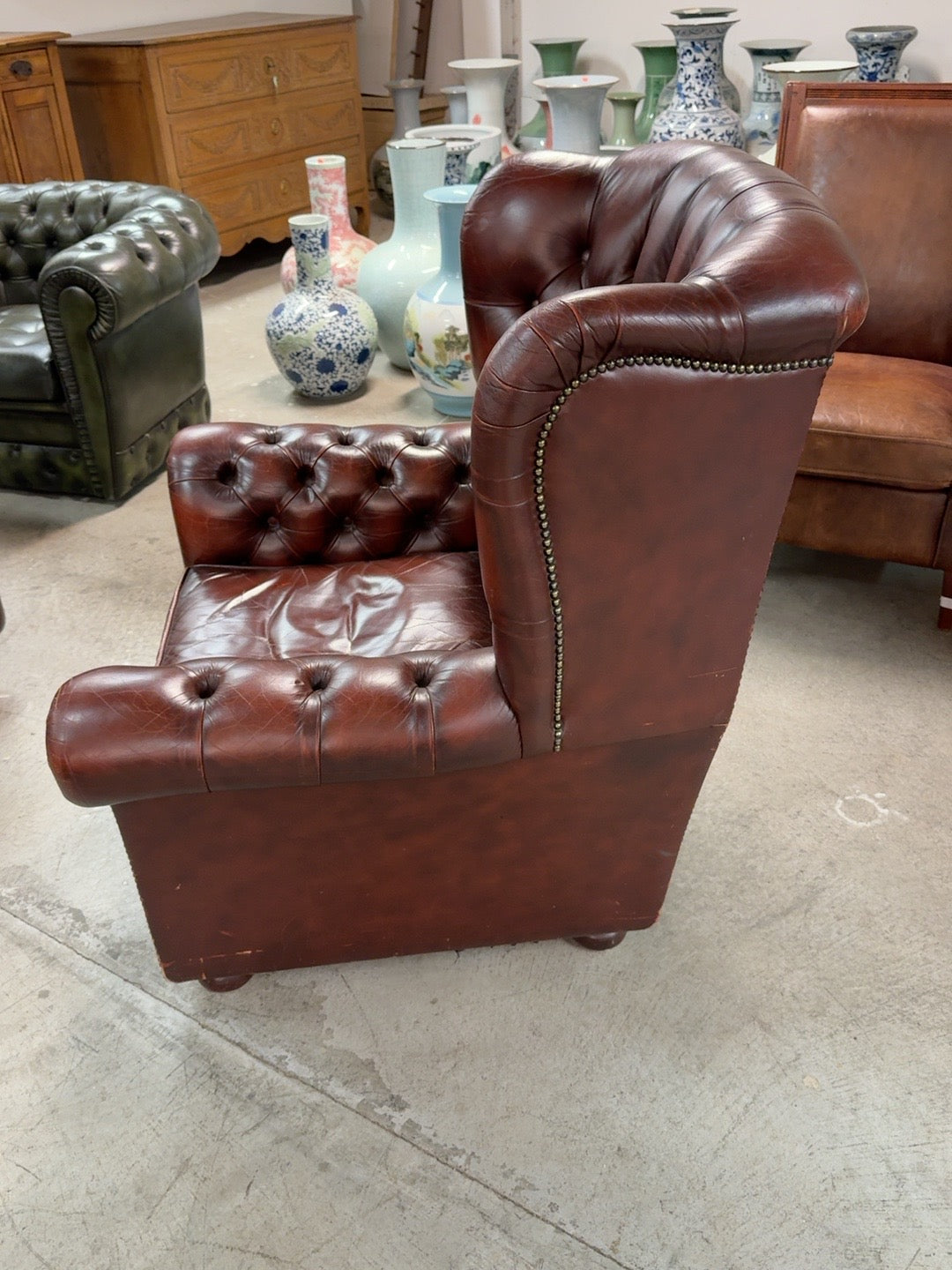 Chesterfield-nahkatuoli sivulta
