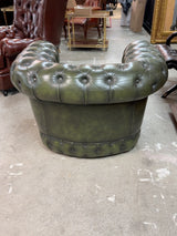 Vihreän Chesterfield-lepotuolin takaosa