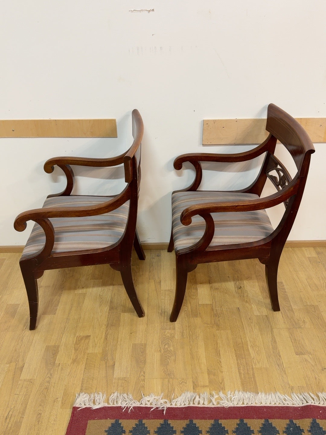 Biedermeier-käsinojatuolien sivuprofiili