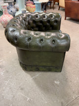 Vihreän Chesterfield-lepotuolin toinen sivu